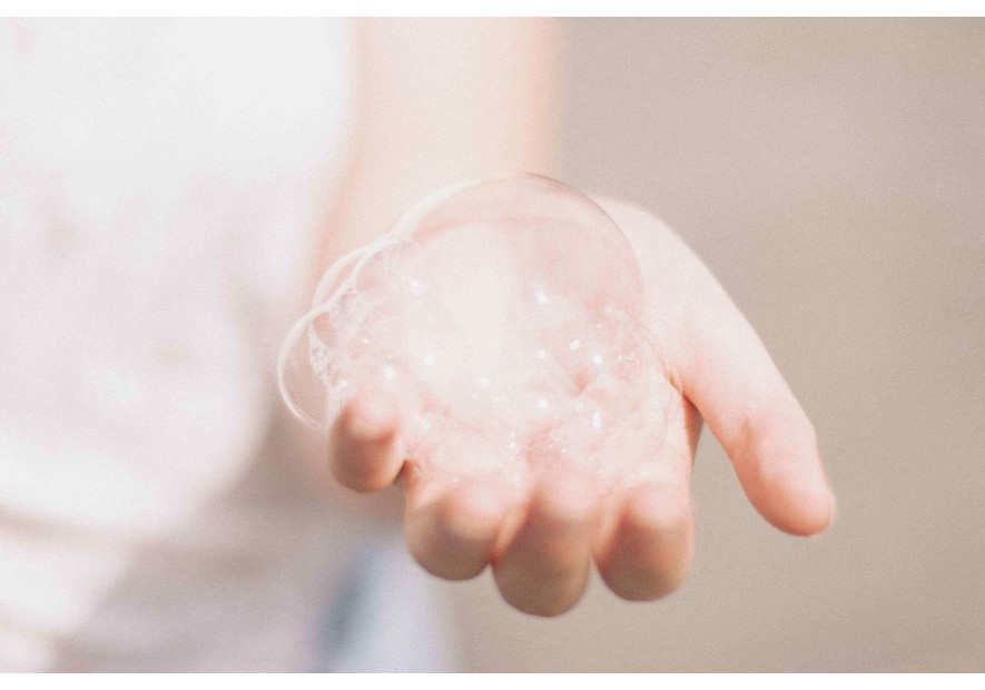 Nettoyer sa peau: eau micellaire, huile démaquillante, savon?